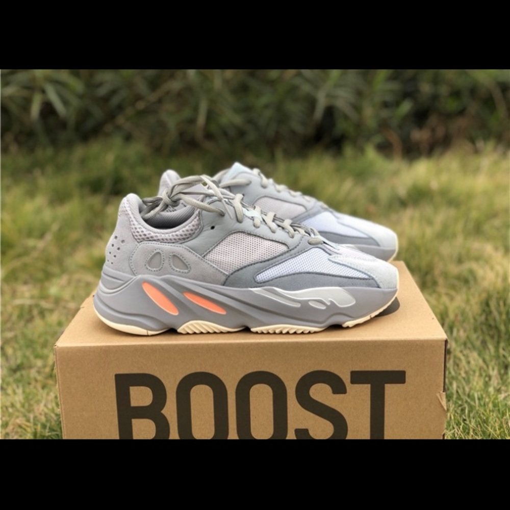 Yeezys boost 700